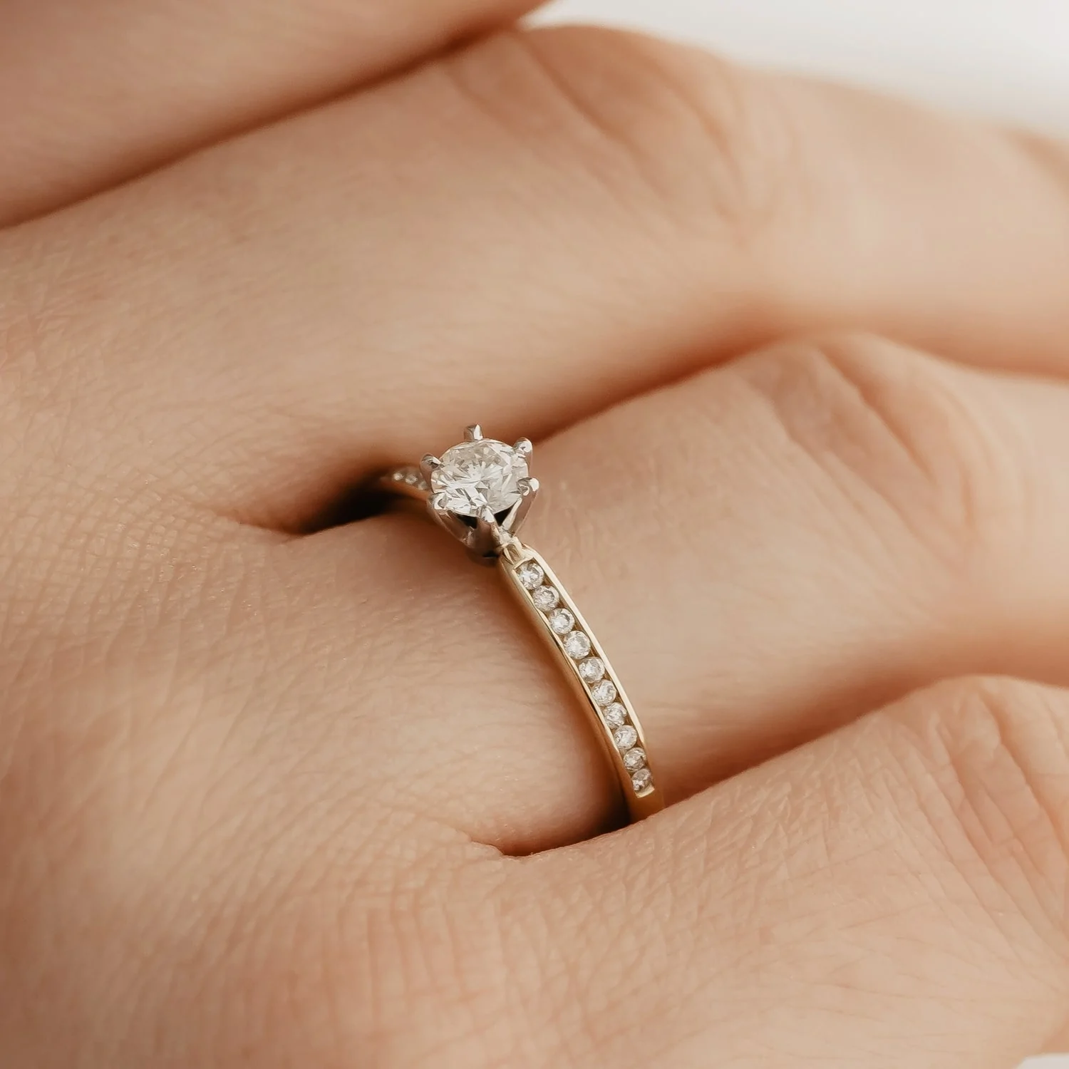 Pierścionek z diamentami, 0,32ct dwukolorowe złoto Pierścionek z diamentami, 0,32ct dwukolorowe złoto
