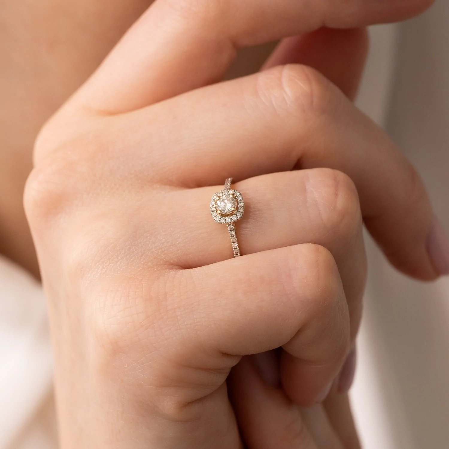 Pierścionek zaręczynowy z diamentami typu halo na dłoni, żółte złoto R06860-Y-020 Pierścionek zaręczynowy z diamentami typu halo na dłoni, żółte złoto R06860-Y-020