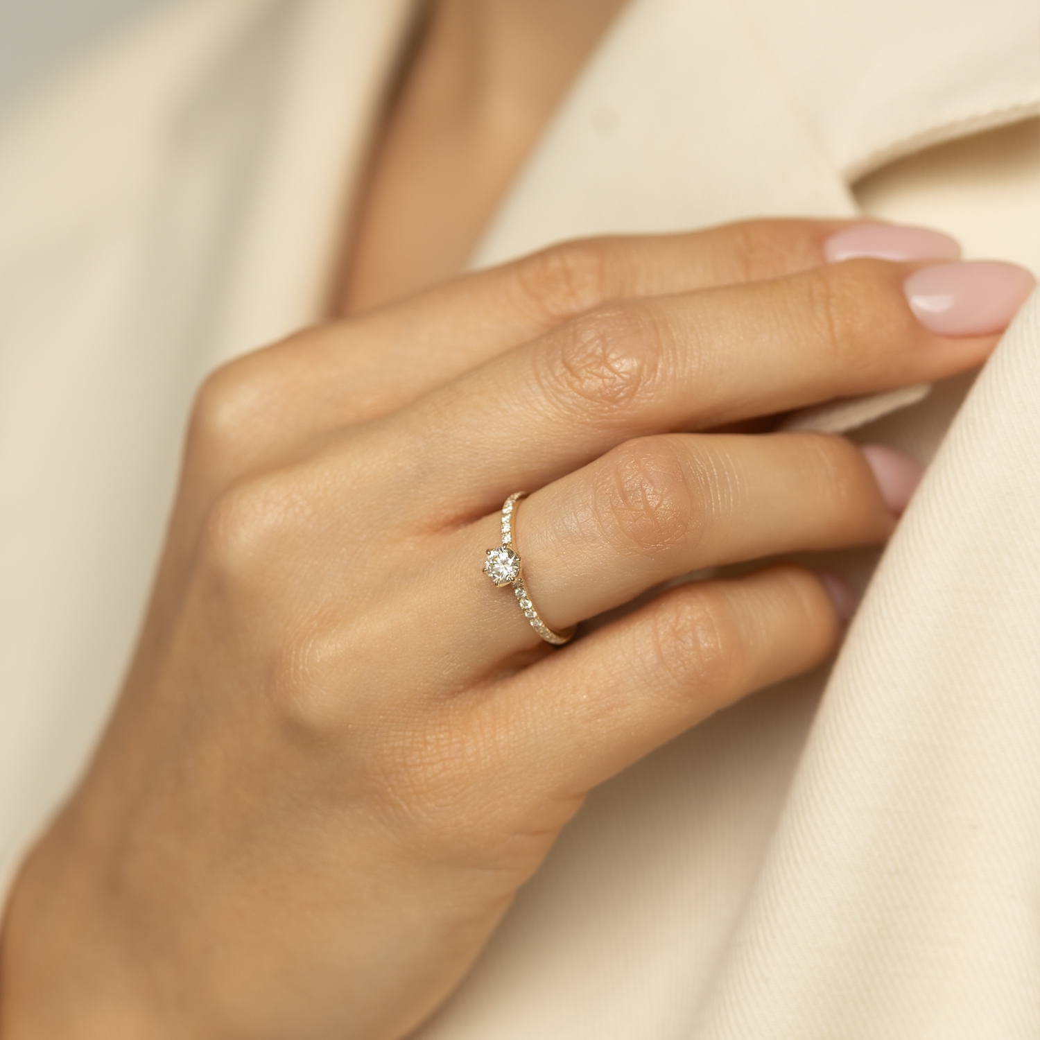 Złoty pierścionek zaręczynowy z diamentami 0,56ct, białe złoto Złoty pierścionek zaręczynowy z diamentami 0,56ct, białe złoto