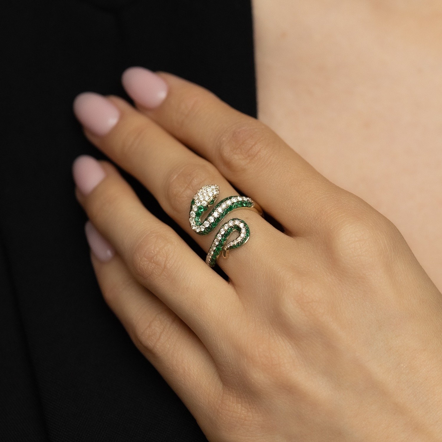 Pierścionek wąż ze szmaragdami i diamentami, złoto żółte Pierścionek wąż ze szmaragdami i diamentami, złoto żółte