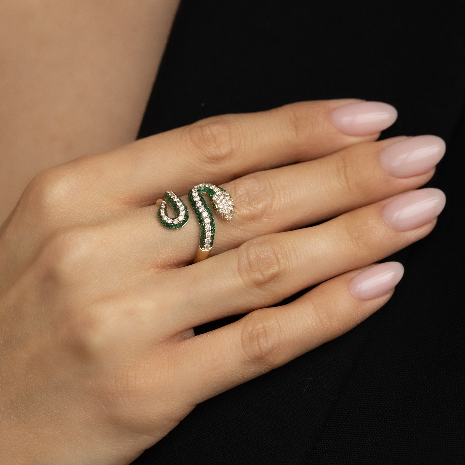 Pierścionek wąż ze szmaragdami i diamentami, złoto żółte Pierścionek wąż ze szmaragdami i diamentami, złoto żółte