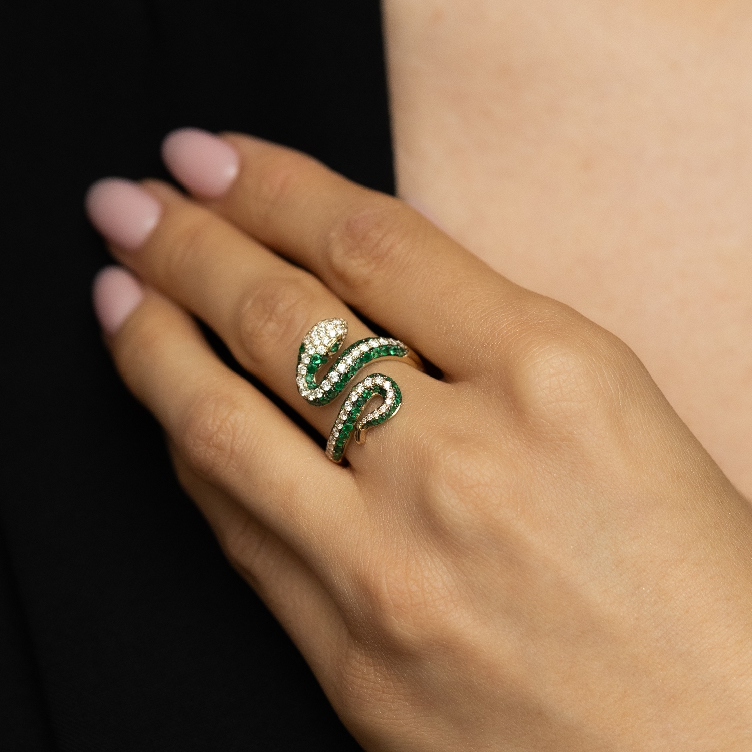 Pierścionek wąż ze szmaragdami i diamentami, złoto żółte Pierścionek wąż ze szmaragdami i diamentami, złoto żółte