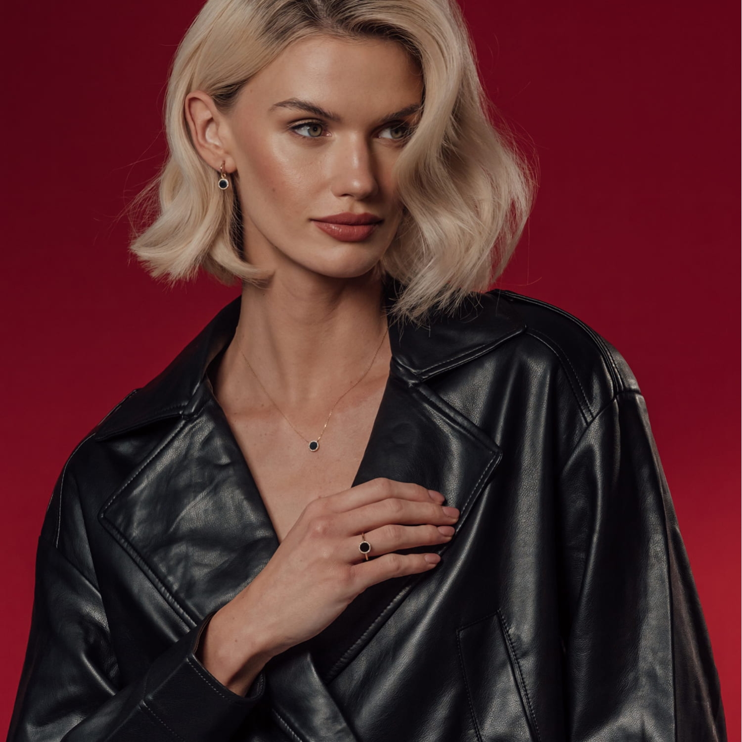 Naszyjnik koło z czarnym agatem i diamentami, żółte złoto Naszyjnik koło z czarnym agatem i diamentami, żółte złoto