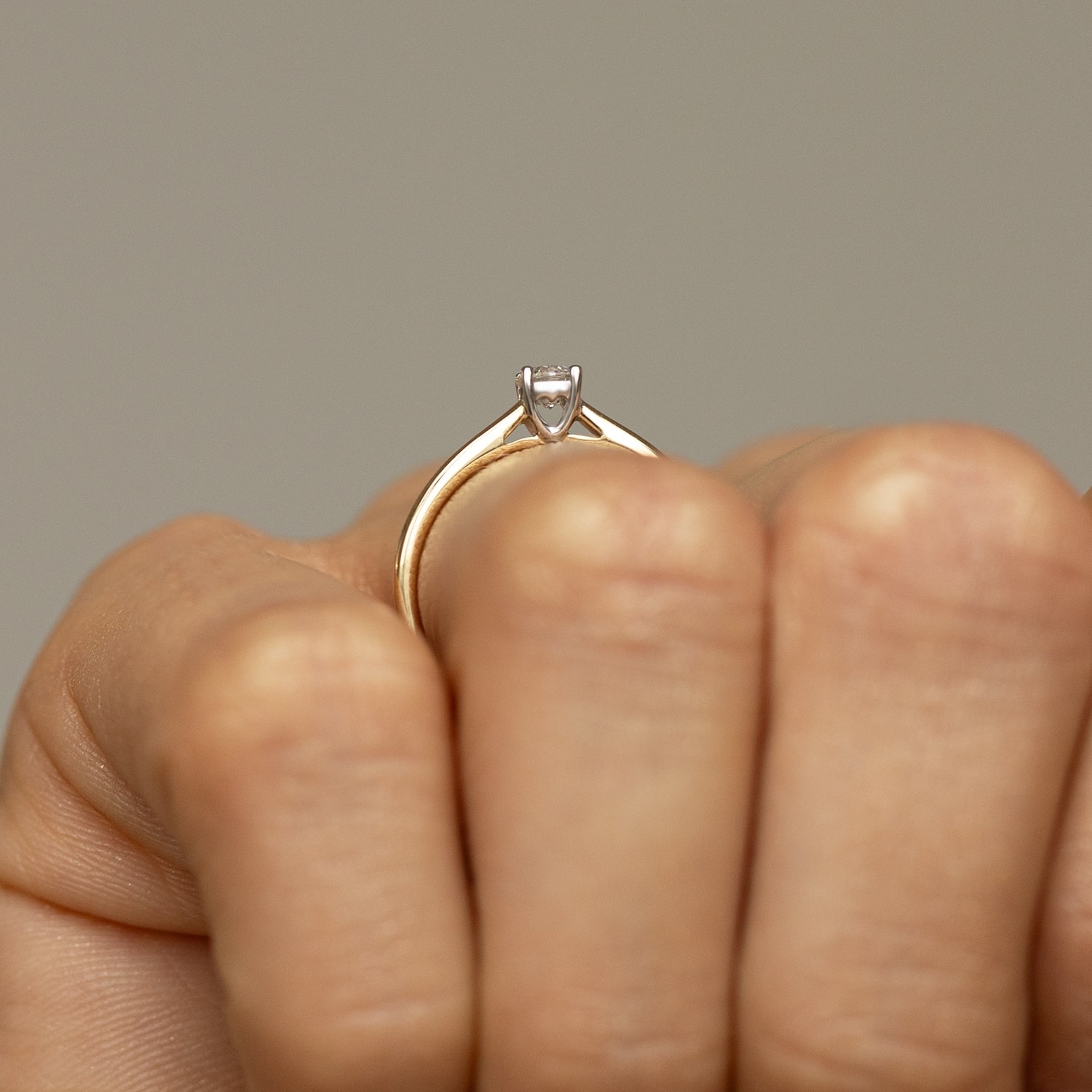 Pierścionek z diamentem 0,10ct, dwukolorowe złoto, z motywem serca Pierścionek z diamentem 0,10ct, dwukolorowe złoto, z motywem serca