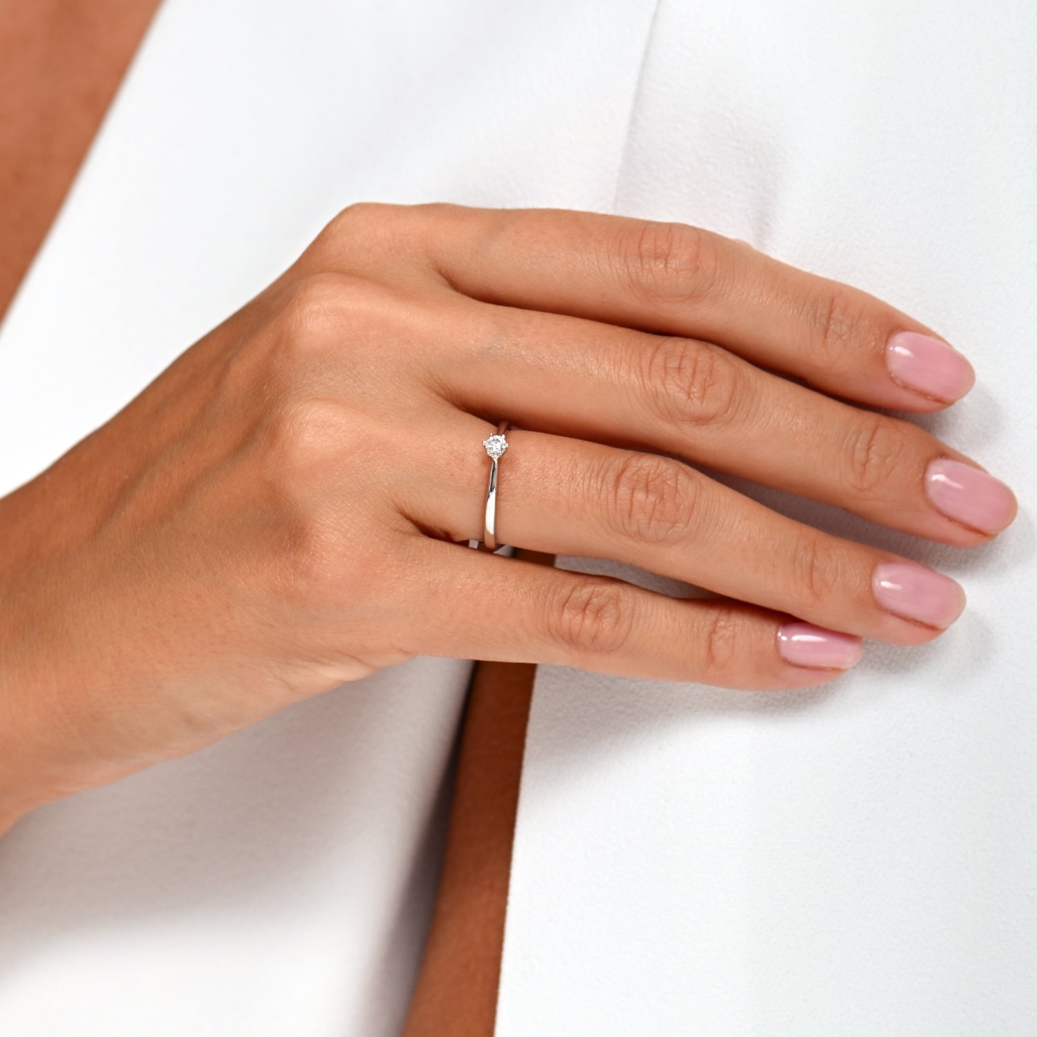 Pierścionek z diamentem 0,10ct, dwukolorowe złoto Pierścionek z diamentem 0,10ct, dwukolorowe złoto