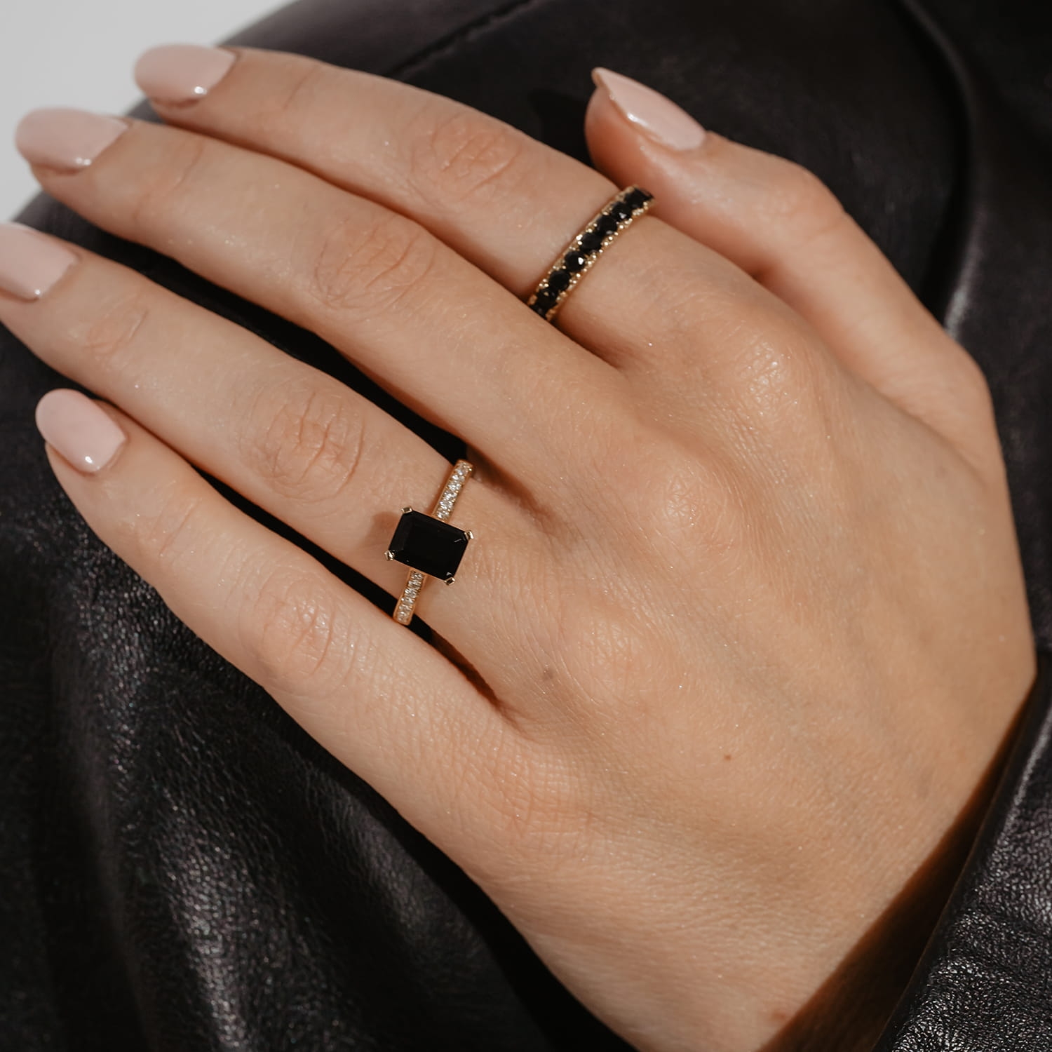 Złoty pierścionek z czarnymi diamentami Złoty pierścionek z czarnymi diamentami