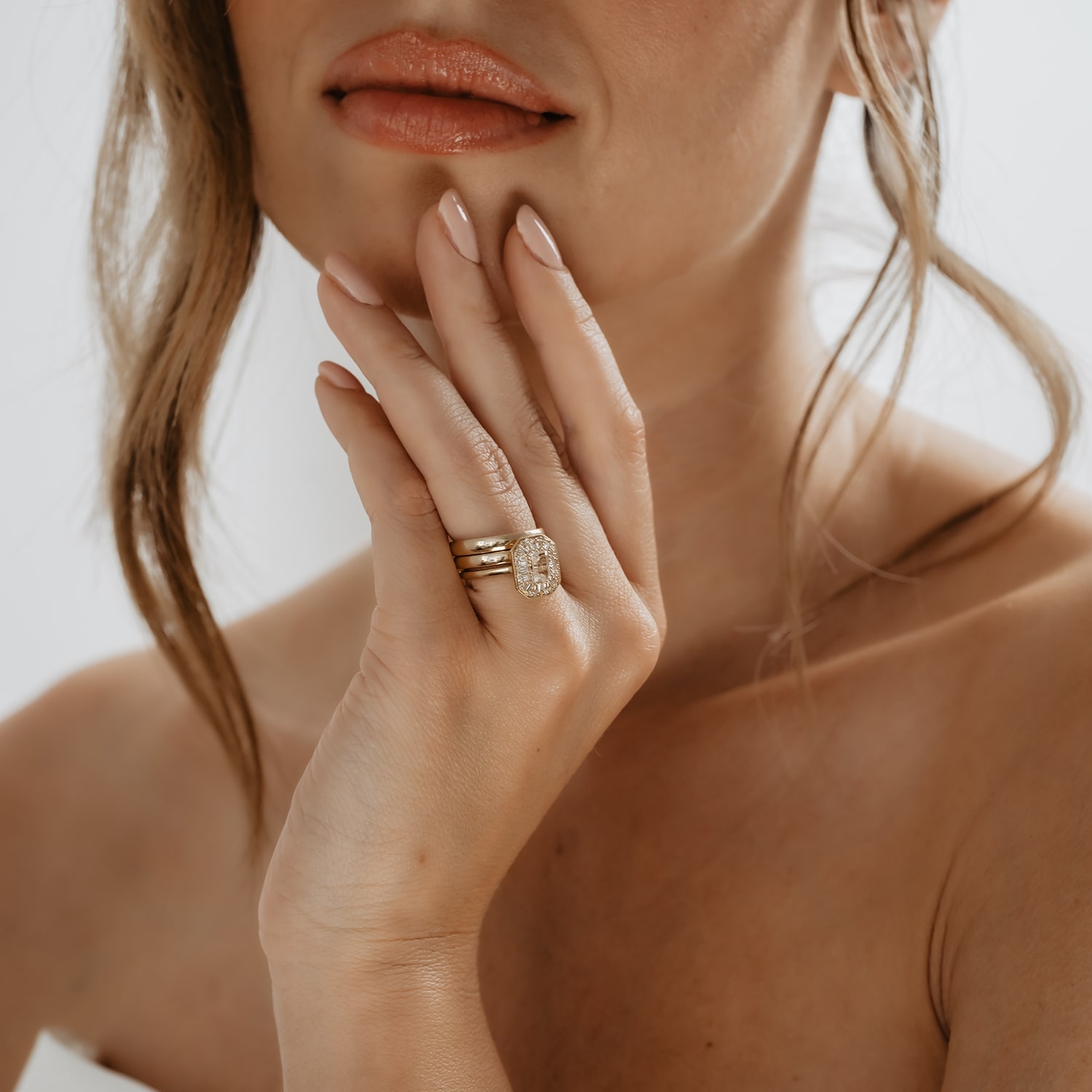 Złoty pierścionek z białym topazem i diamentami 0,23ct Złoty pierścionek z białym topazem i diamentami 0,23ct