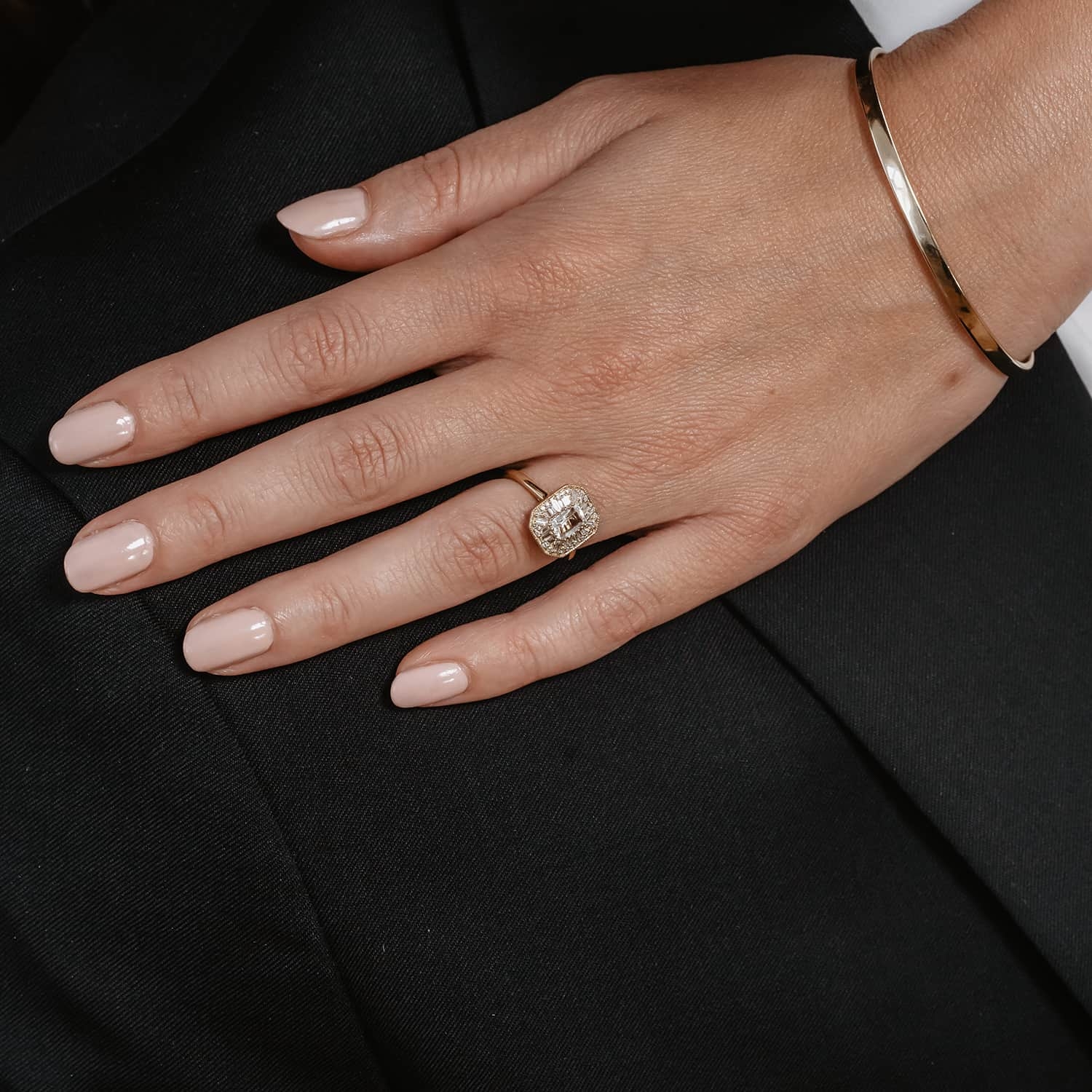 Pierścionek z białym topazem i diamentami 0,23ct, żółte złoto Pierścionek z białym topazem i diamentami 0,23ct, żółte złoto