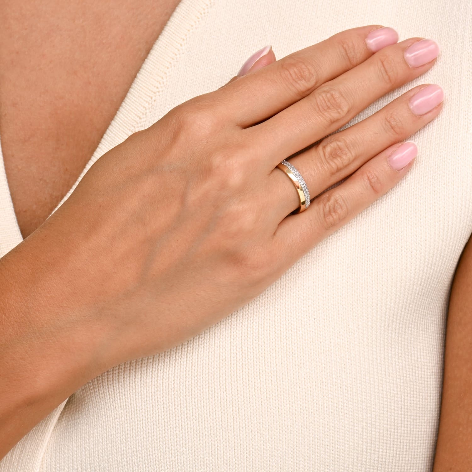 Obrączka damska, żółte złoto, diamenty, 4 mm Obrączka damska, żółte złoto, diamenty, 4 mm