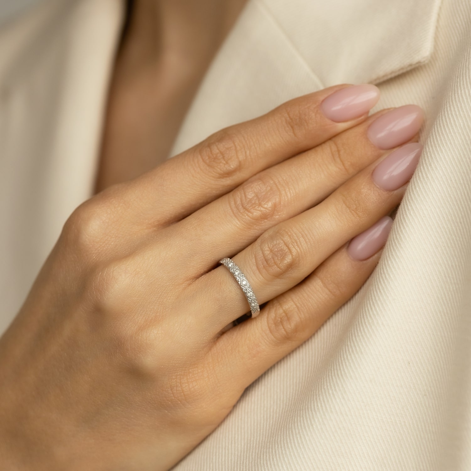 Złota obrączka z diamentami na dłoni, model RR35708-W Złota obrączka z diamentami na dłoni, model RR35708-W