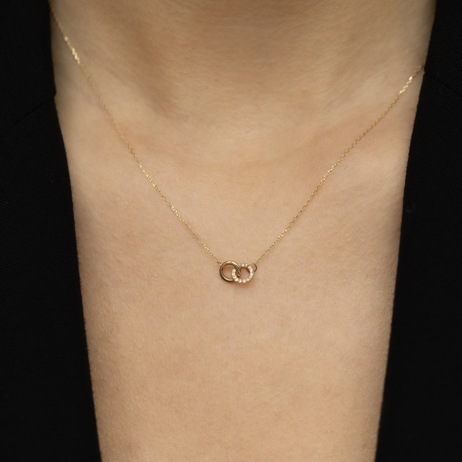 Naszyjnik z diamentami 0,05ct, kółka, żółte złoto Naszyjnik z diamentami 0,05ct, kółka, żółte złoto