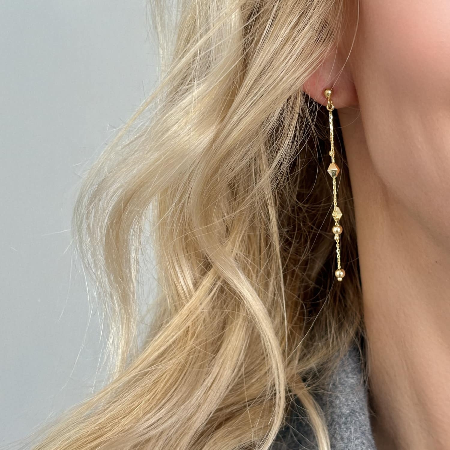 Złote długie kolczyki na sztyft, żółte złoto Złote długie kolczyki na sztyft, żółte złoto