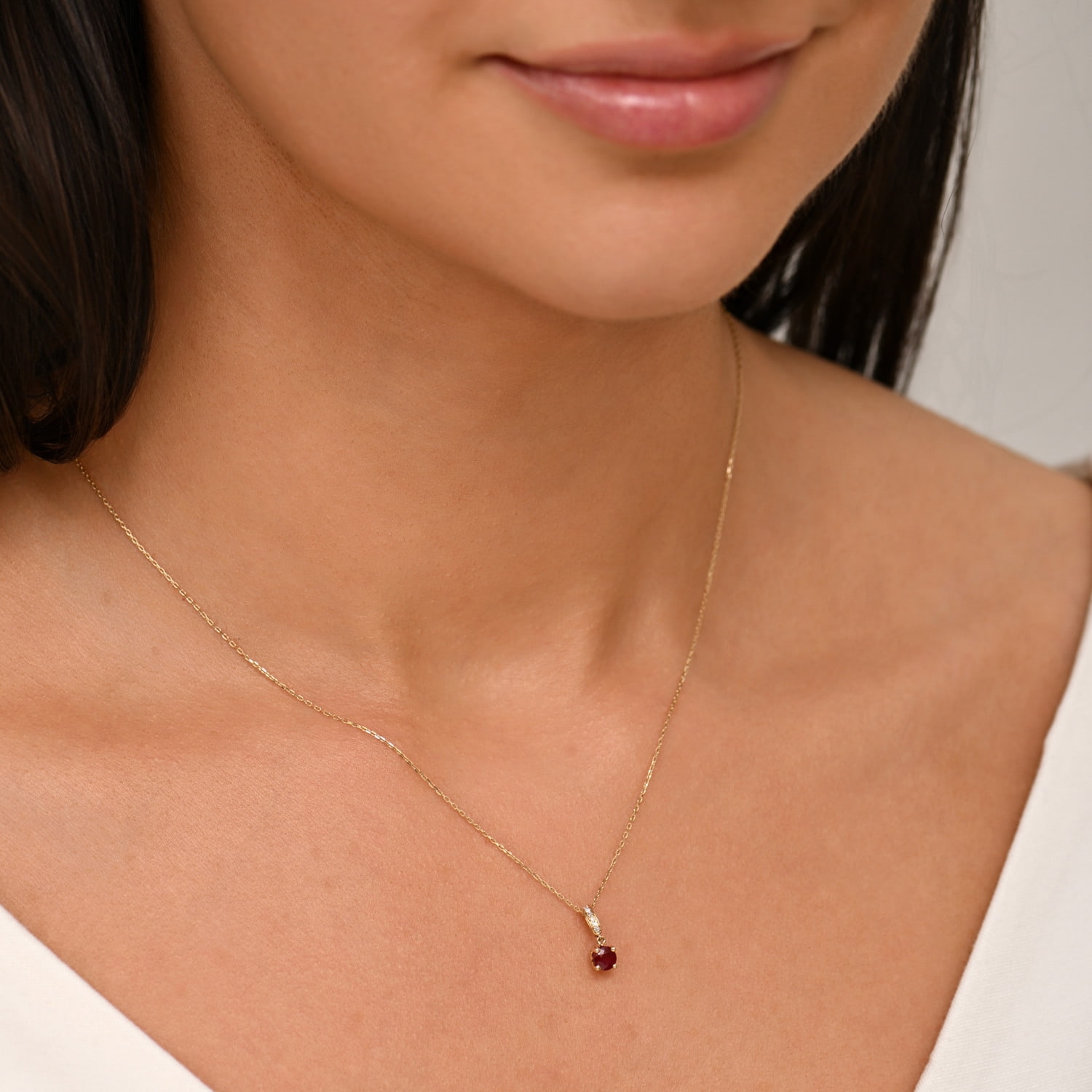 Zawieszka z diamentami i rubinem, białe złoto Zawieszka z diamentami i rubinem, białe złoto