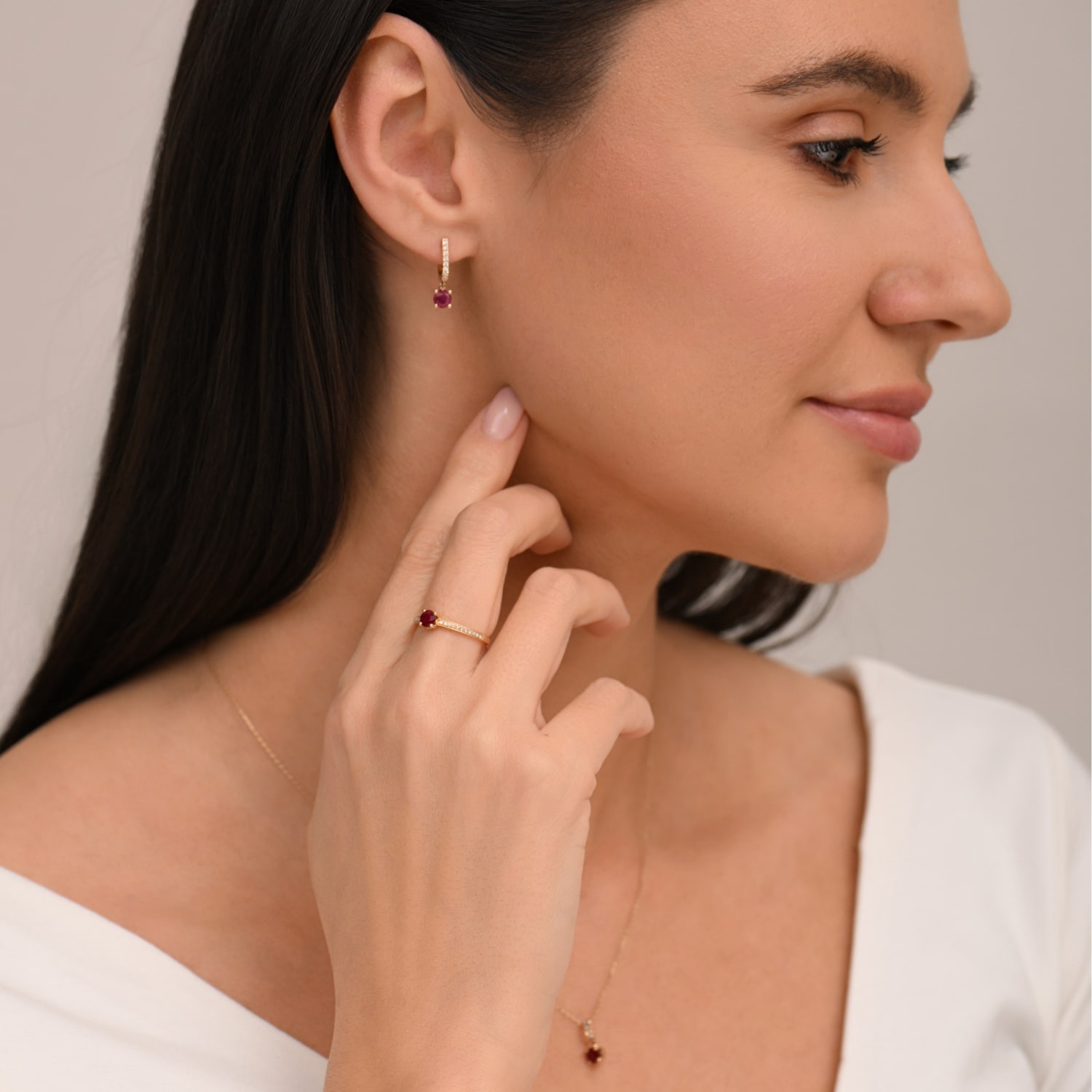 Zawieszka z diamentami i rubinem, białe złoto Zawieszka z diamentami i rubinem, białe złoto