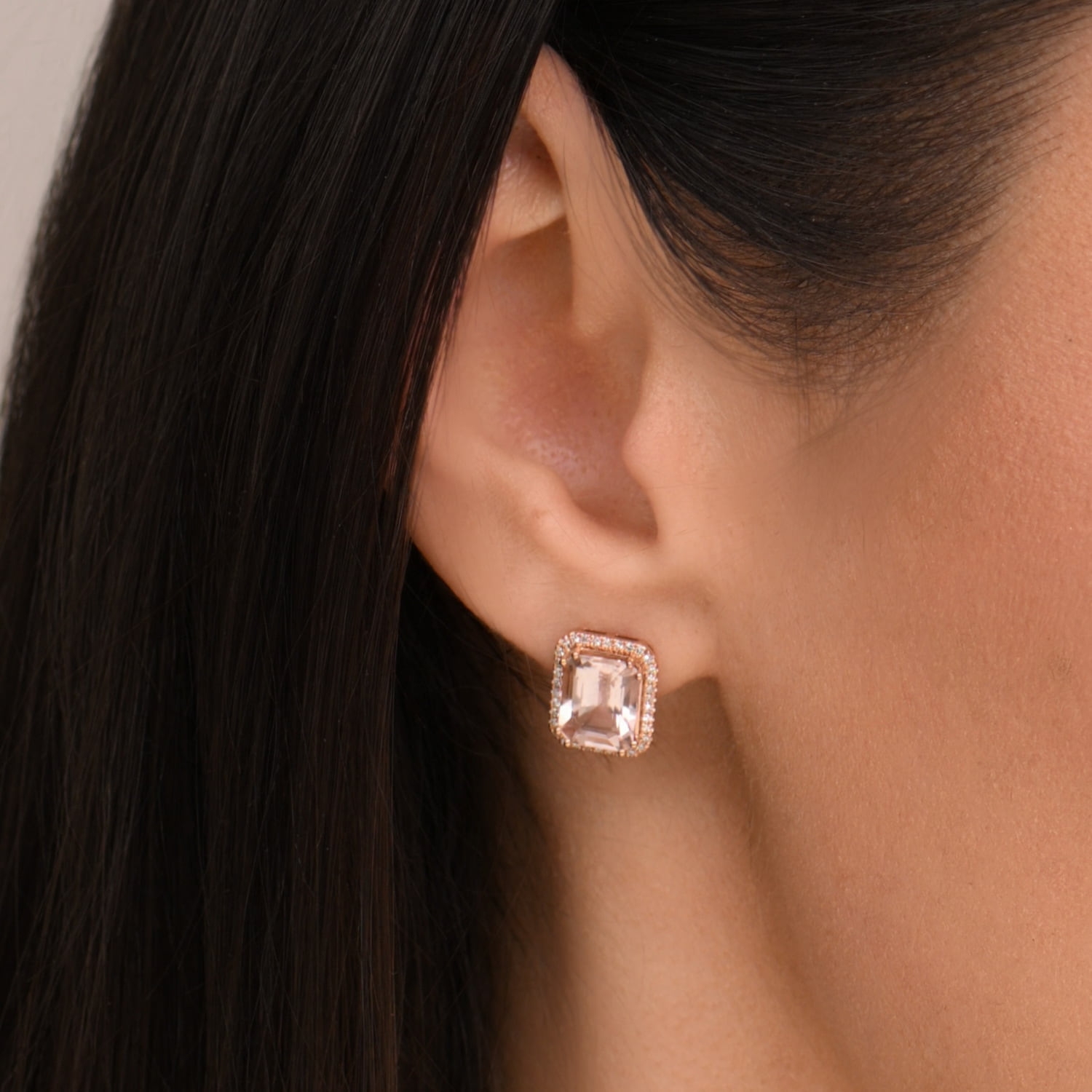 Kolczyki złote z niebieskimi topazami i diamentami, żółte złoto Kolczyki złote z niebieskimi topazami i diamentami, żółte złoto