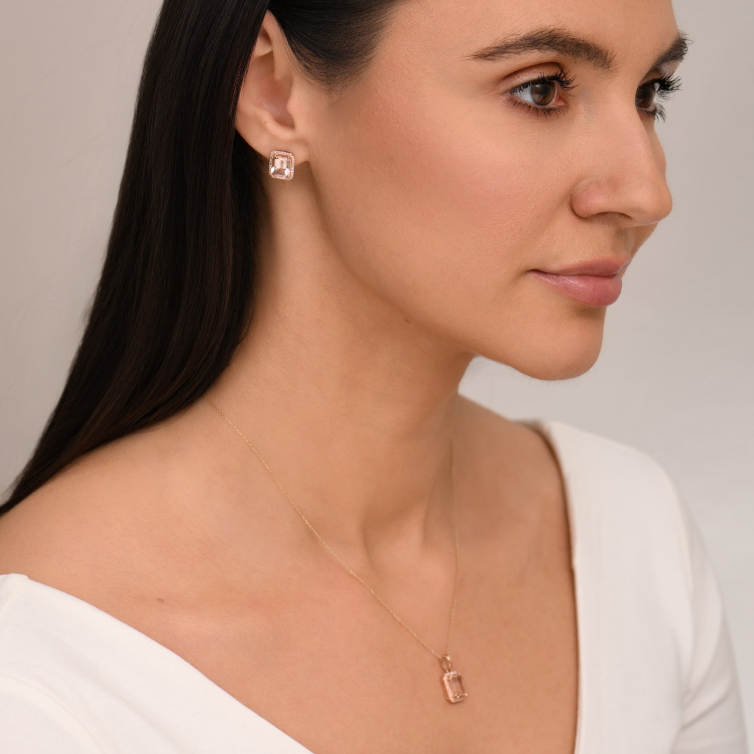 Kolczyki złote z niebieskimi topazami i diamentami, żółte złoto Kolczyki złote z niebieskimi topazami i diamentami, żółte złoto