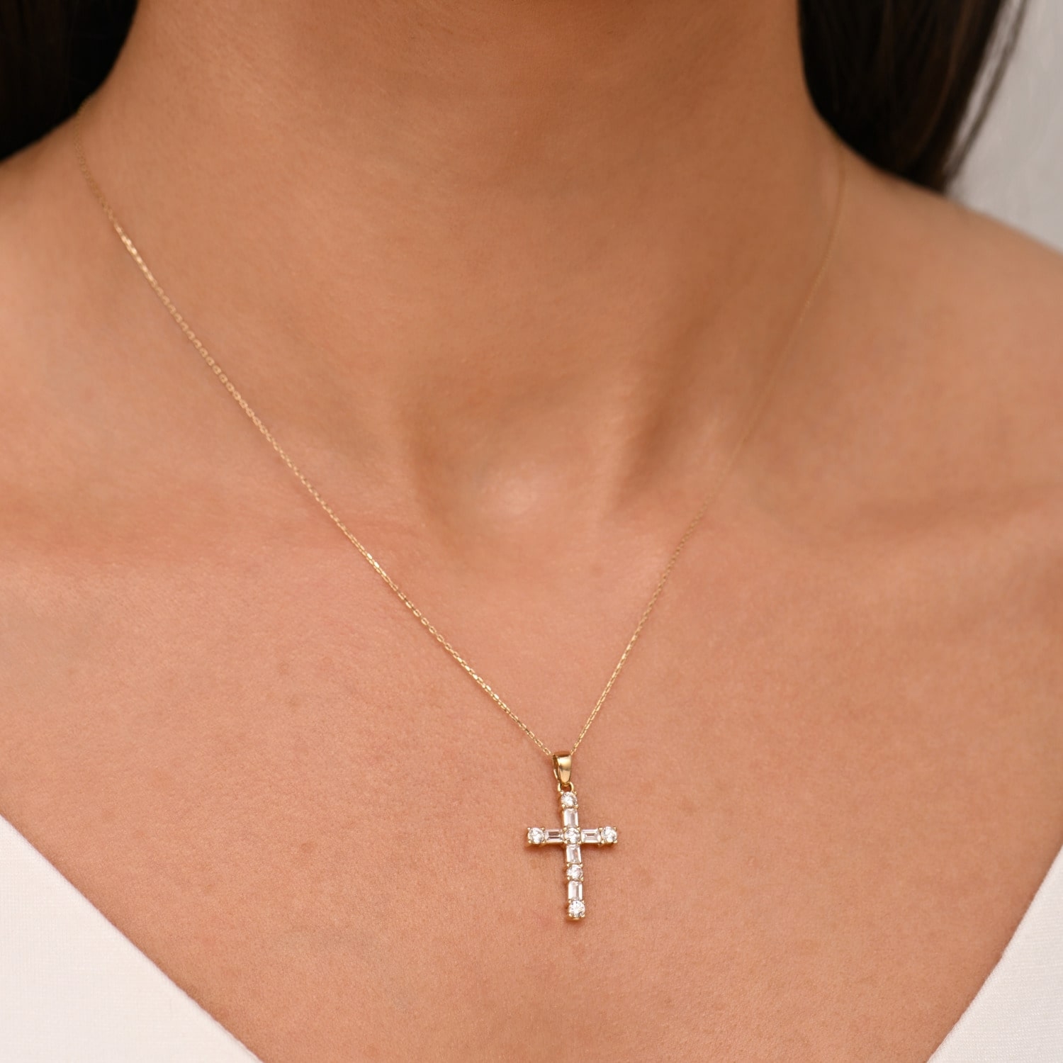 Zawieszka krzyżyk z cyrkoniami, żółte złoto Zawieszka krzyżyk z cyrkoniami, żółte złoto