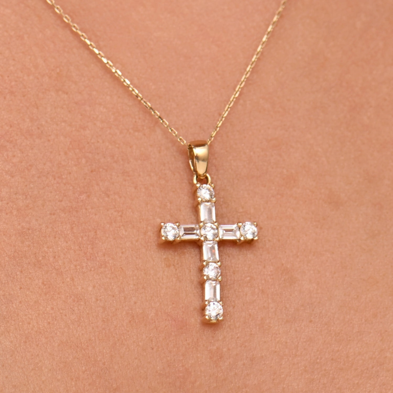 Zawieszka krzyżyk z cyrkoniami, żółte złoto Zawieszka krzyżyk z cyrkoniami, żółte złoto