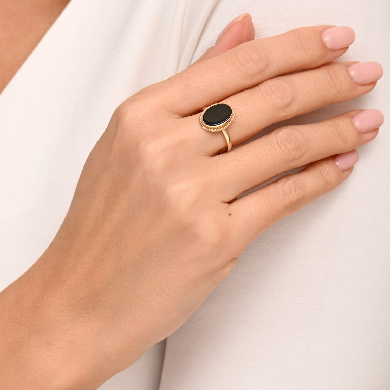 Złoty pierścionek z czarnym agatem, żółte złoto Złoty pierścionek z czarnym agatem, żółte złoto