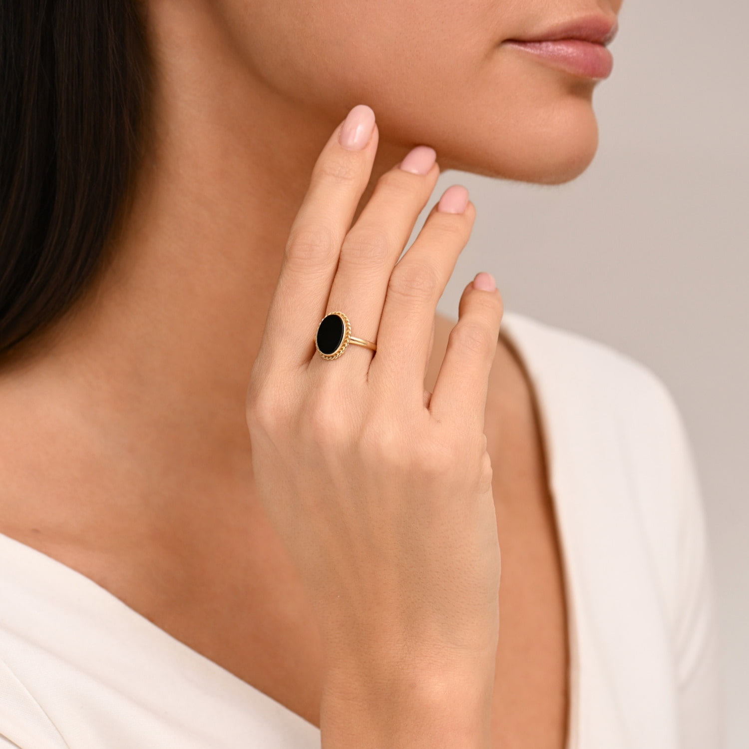 Złoty pierścionek z czarnym agatem, żółte złoto Złoty pierścionek z czarnym agatem, żółte złoto