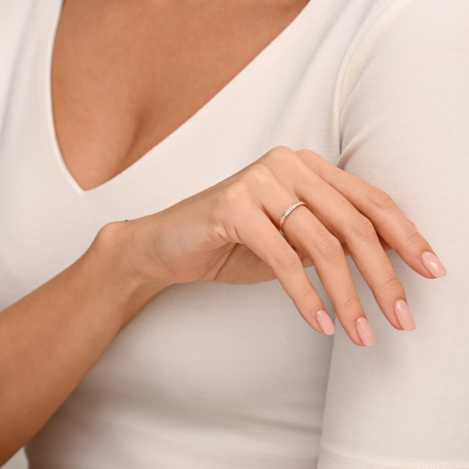 Obrączka damska 2,4 mm, białe złoto, diamenty Obrączka damska 2,4 mm, białe złoto, diamenty