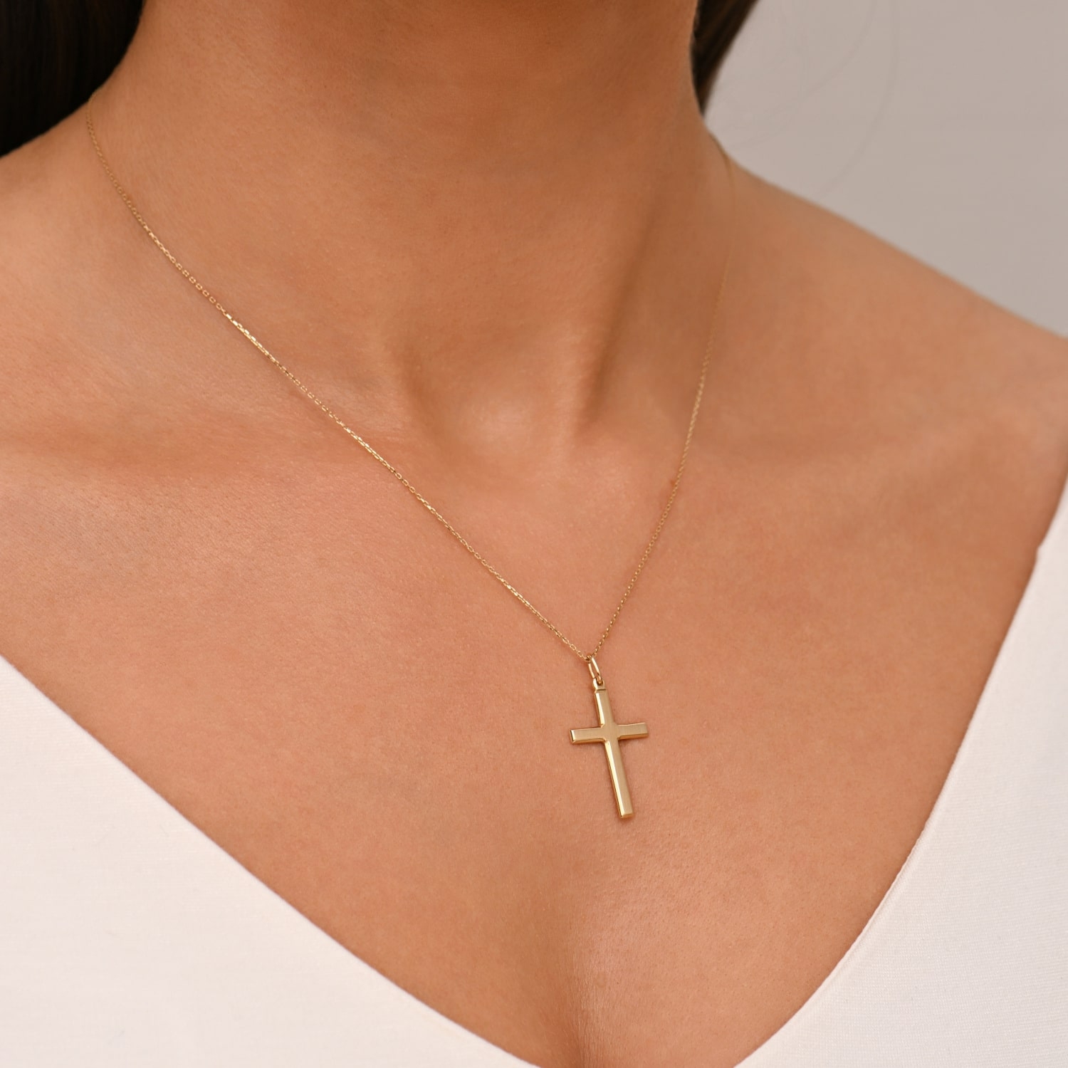 Złota zawieszka, białe złoto - krzyżyk - wersja średnia Złota zawieszka, białe złoto - krzyżyk - wersja średnia