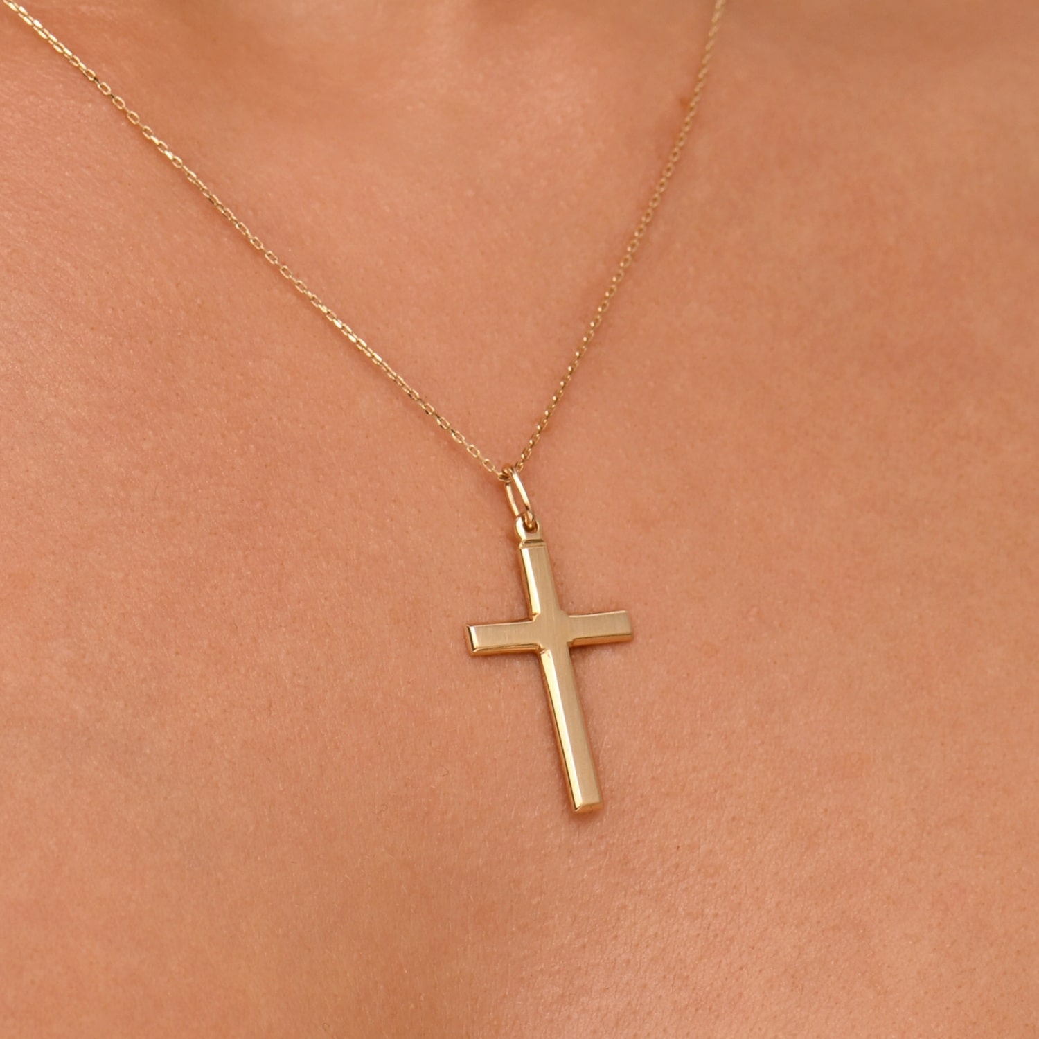 Złota zawieszka, białe złoto - krzyżyk - wersja średnia Złota zawieszka, białe złoto - krzyżyk - wersja średnia