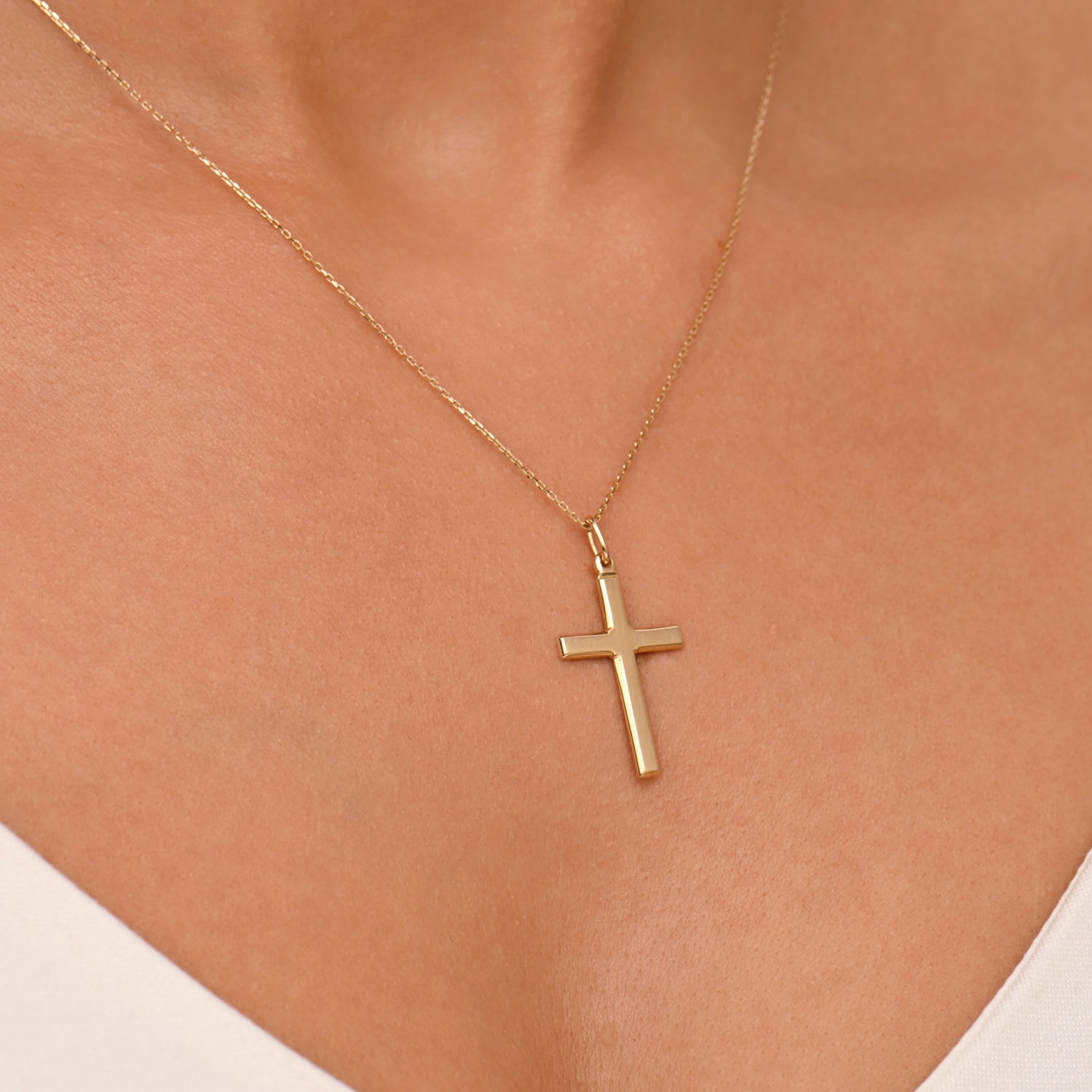 Złota zawieszka, białe złoto - krzyżyk - wersja średnia Złota zawieszka, białe złoto - krzyżyk - wersja średnia