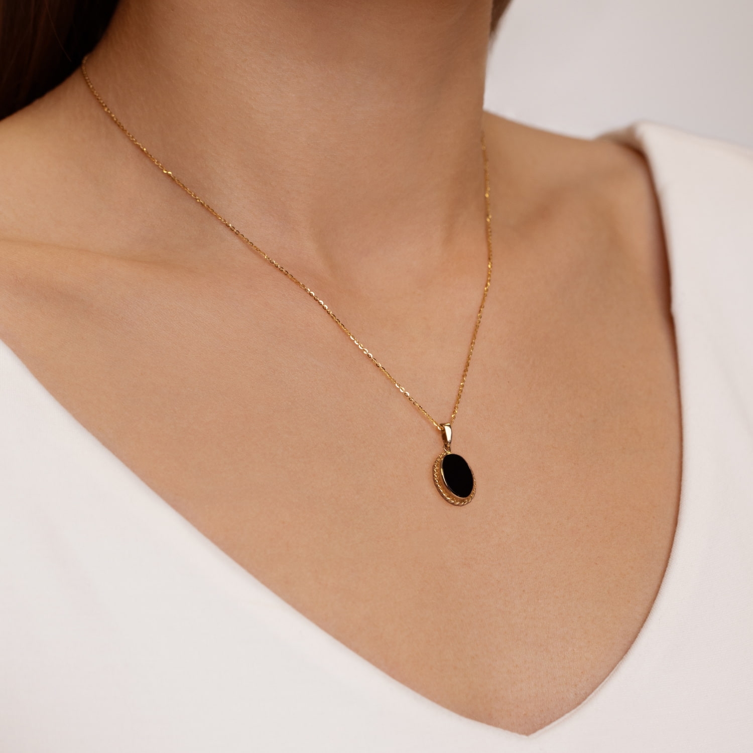 Złota zawieszka z czarnym agatem, żółte złoto Złota zawieszka z czarnym agatem, żółte złoto