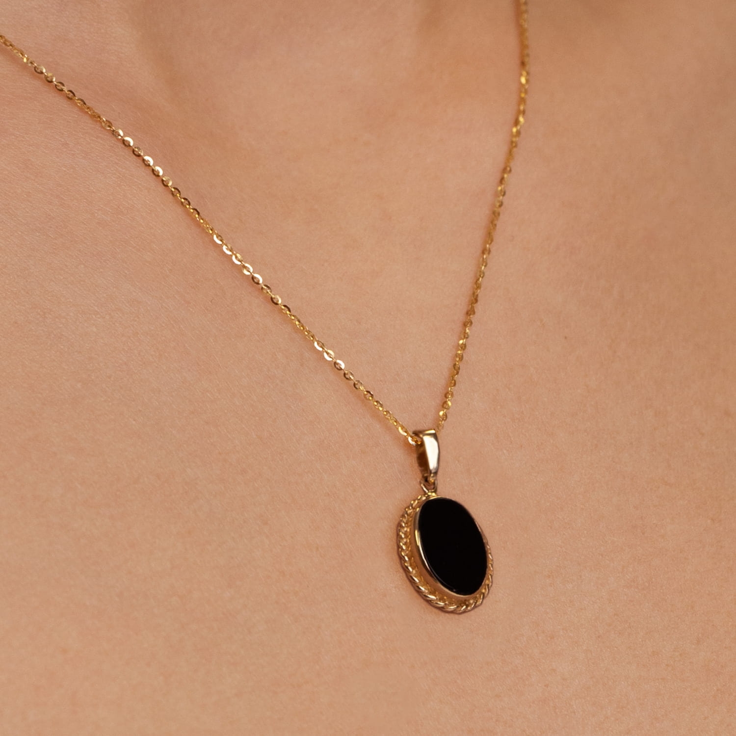 Złota zawieszka z czarnym agatem, żółte złoto Złota zawieszka z czarnym agatem, żółte złoto