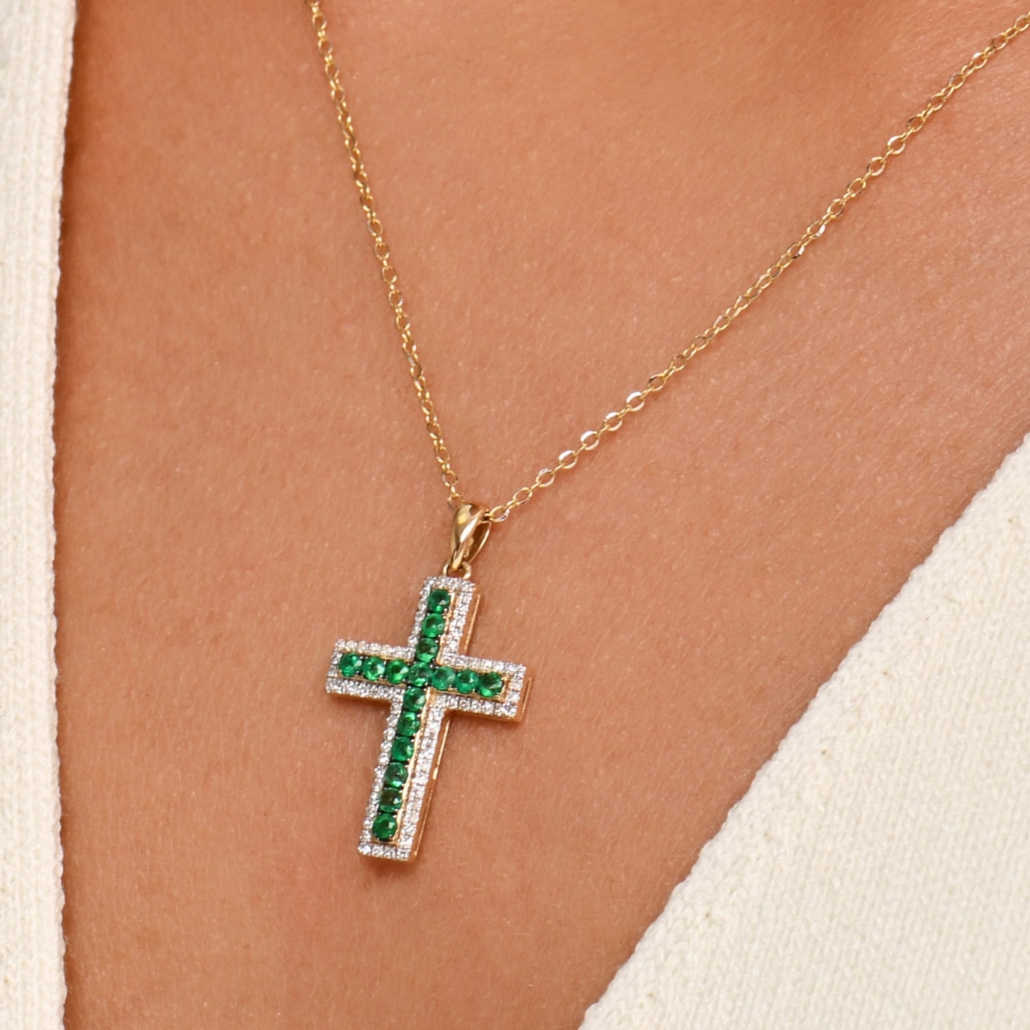 Złota zawieszka krzyżyk z szafirami i diamentami, białe złoto Złota zawieszka krzyżyk z szafirami i diamentami, białe złoto