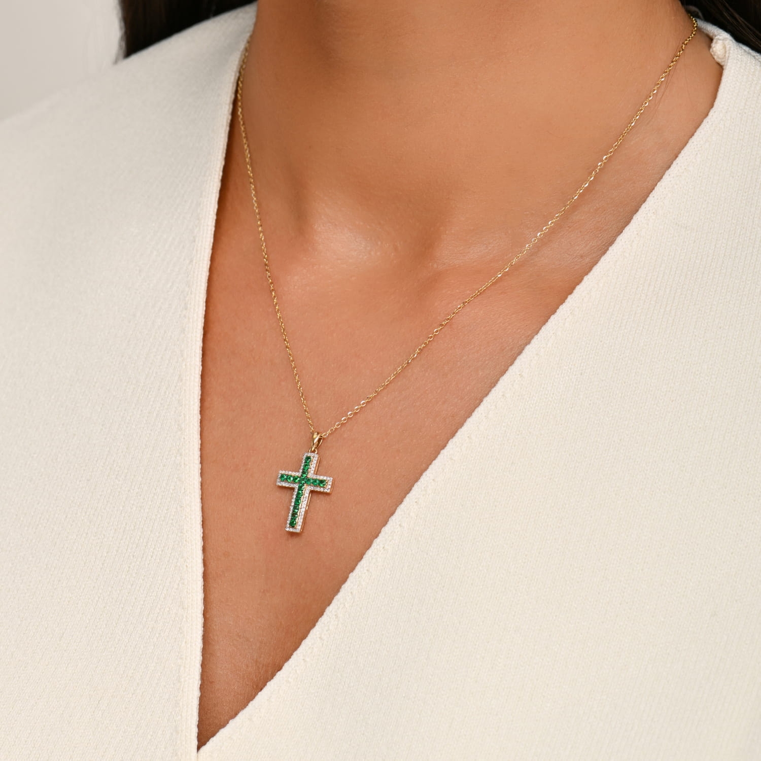 Złoty krzyżyk z diamentami i szmaragdami, zawieszka, białe złoto Złoty krzyżyk z diamentami i szmaragdami, zawieszka, białe złoto