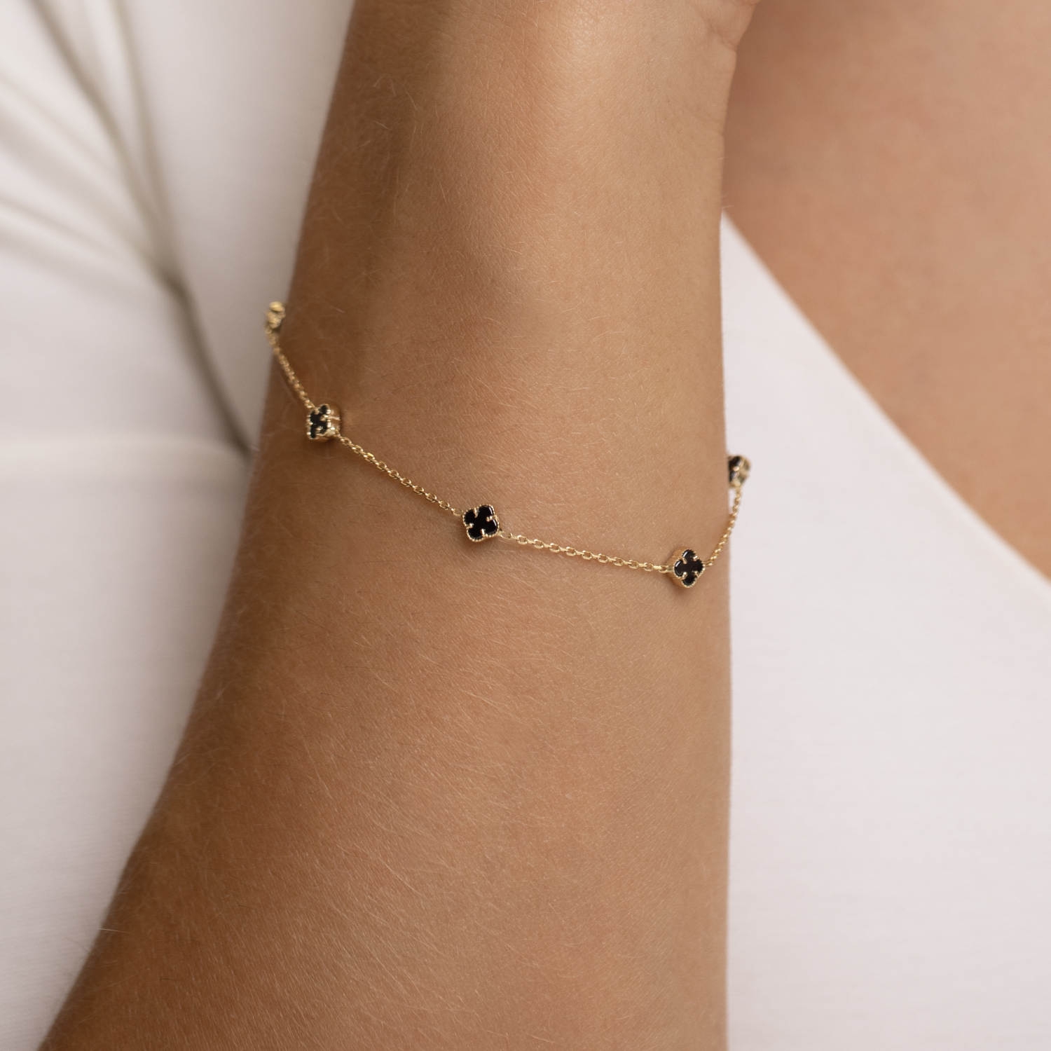 Bransoletka koniczynki z czarnym agatem, żółte złoto Bransoletka koniczynki z czarnym agatem, żółte złoto