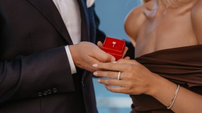 Jak kupić pierścionek zaręczynowy, nie znając rozmiaru?