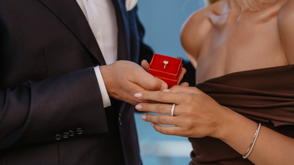 Jak kupić pierścionek zaręczynowy, nie znając rozmiaru?